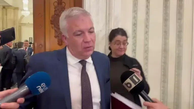 Alexandru Mihai Borcan, secretar general al CCR, refuză să răspundă întrebărilor jurnaliștilor despre beneficiile judecătorilor CCR