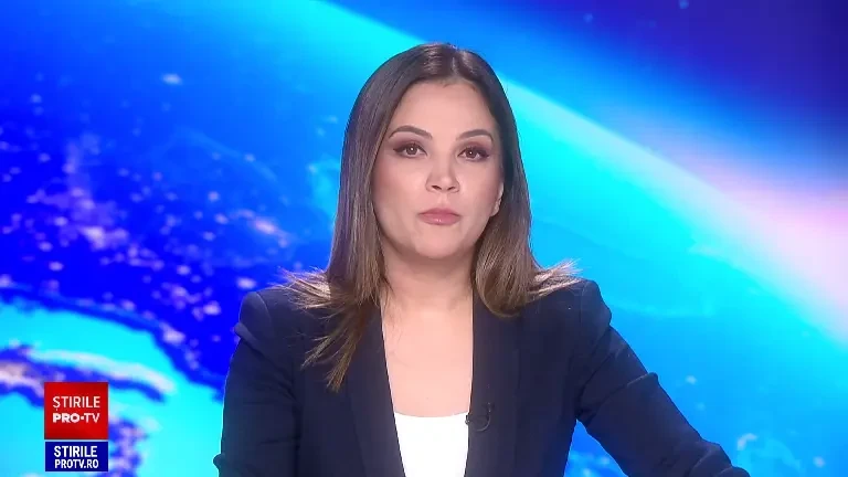 Un tânăr deghizat în Spider-Man, filmat când circula în spatele unei garnituri, în București. VIDEO