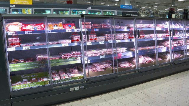 Reducerile masive la produsele aproape de expirare reduc risipa. Un singur lanț a „salvat” 35.000 de tone de alimente