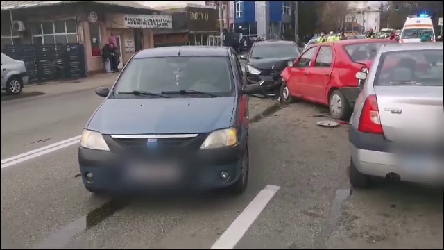 Carambol cu 5 mașini pe un bulevard din Pitești. Greșeala flagrantă făcută de unul dintre șoferi