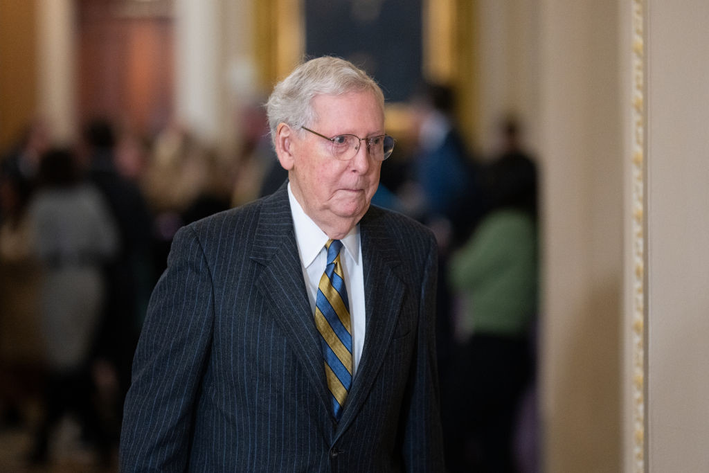 Senatorul american republican Mitch McConnell, în vârstă de 82 de ani, a căzut de două ori în sediul Congresului