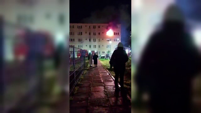 Incendiu violent într-un bloc din Mangalia. Doi locatari au fost transportați la spital