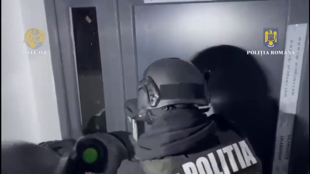 Doi bărbați din Alba, arestați pentru trafic de droguri. Vindeau substanțele interzise în schimbul unor telefoane mobile