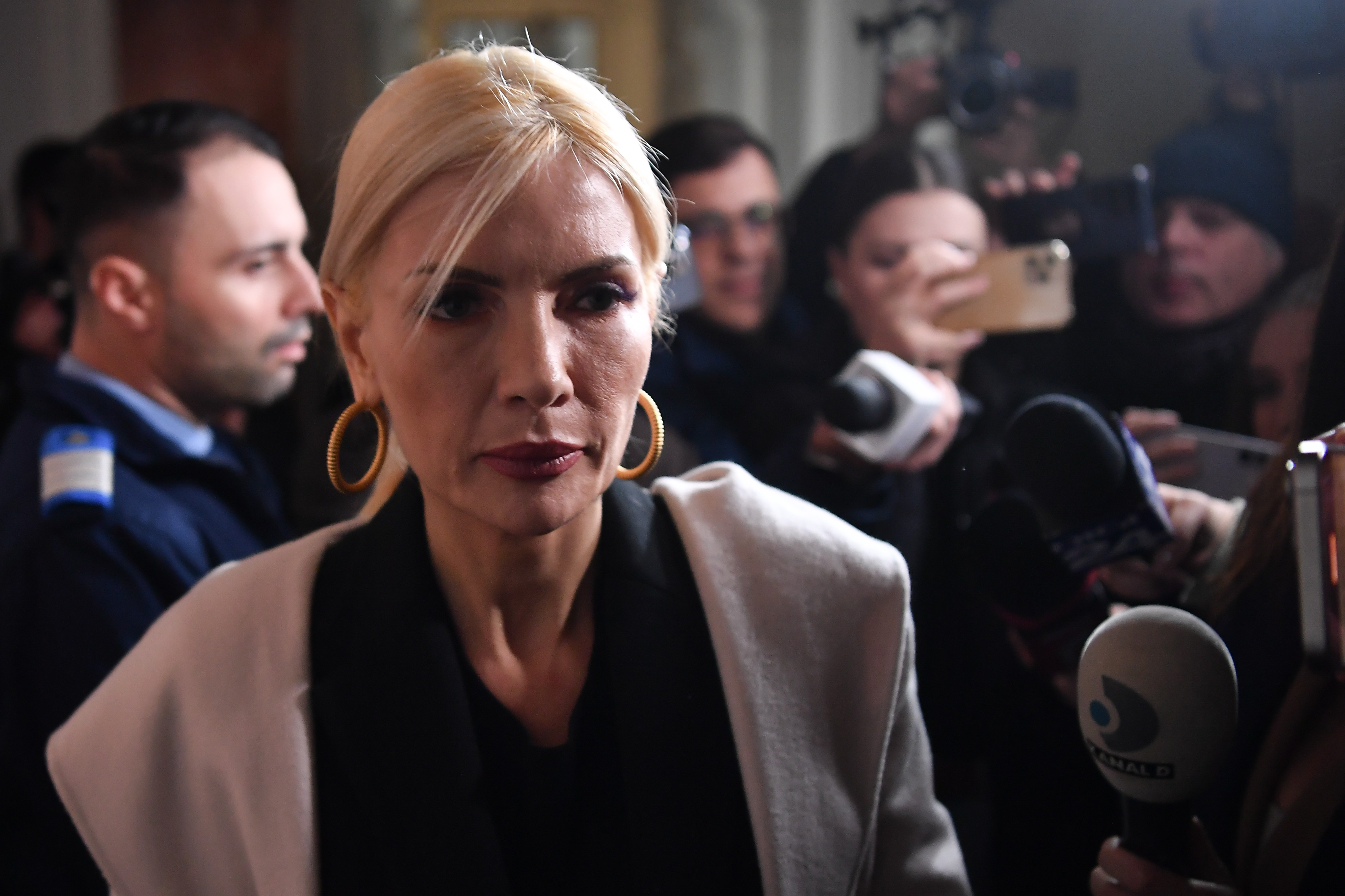 Laura Vicol a încasat într-o zi 58.000 € din banii clienților Nordis, pe care i-a cheltuit în magazine din Monaco și Doha