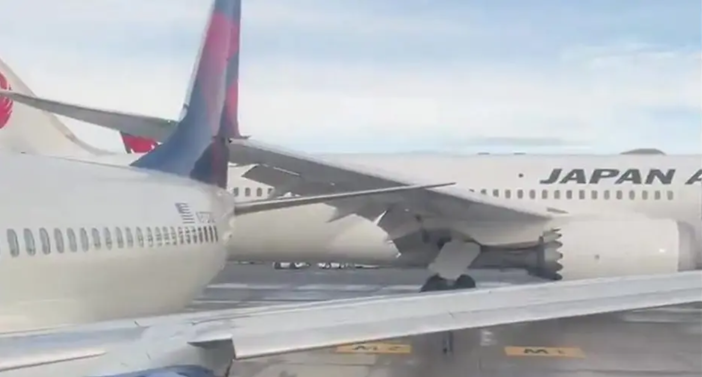 Un avion al companiei Japan Airlines s-a ciocnit cu un avion al companiei Delta Air Lines la Seattle