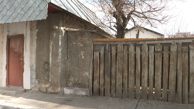 Un bărbat de 54 de ani a murit din cauza frigului, în Galați. Locuia cu soția sa într-o baracă