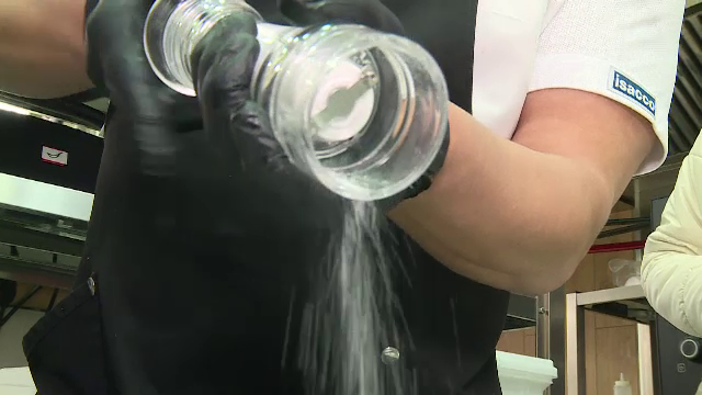 Românii mănâncă prea multă sare, dublu față de recomandarea OMS. Riscurile țin de hipertensiune și AVC