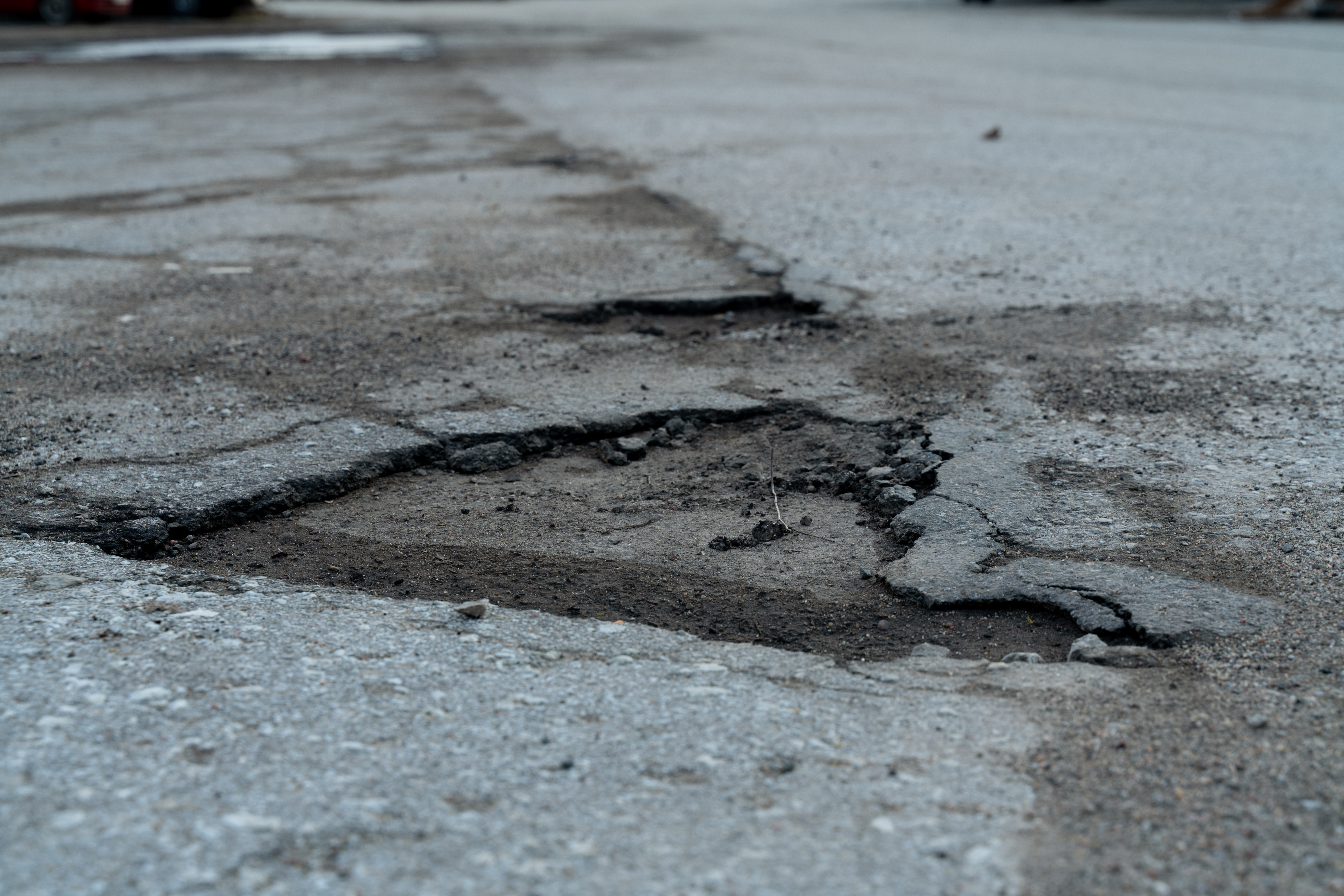 Cercetătorii au creat asfaltul care acoperă singur gropile