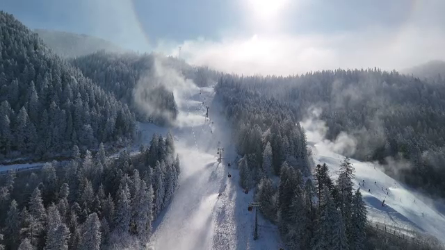 Pârtiile sunt perfecte pentru schi în Poiana Brașov și în Sinaia. „N-am mai prins demult așa zile frumoase”