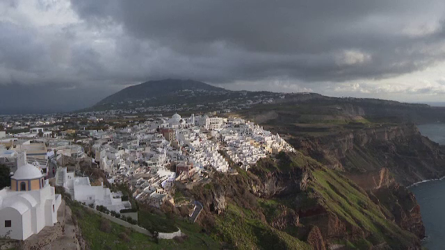 Localnicii din Santorini care n-au fugit de frica cutremurelor patrulează noaptea pe străzi, să pună hoții pe fugă