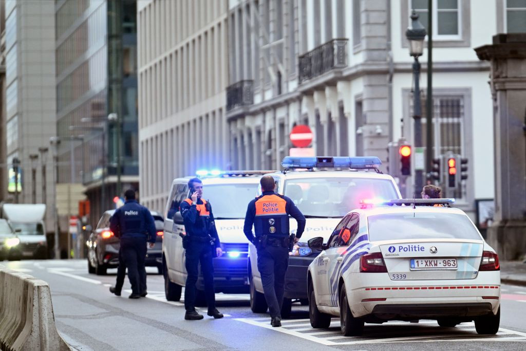 Un bărbat a fost arestat la Bruxelles, după ce a încercat să lovească cu maşina patru poliţişti. Individul are antecedente