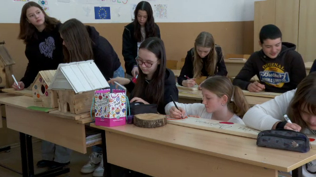 Proiect inedit al elevilor din Bistrița-Năsăud. Călătorii de pe Via Transilvanica, întâmpinați cu panouri și băncuțe din lemn