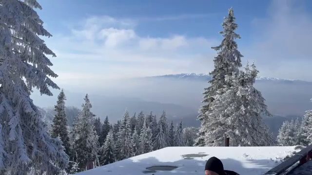 Peisaj de poveste pe Vârful Postăvaru. Turiștii s-au bucurat de zăpadă și soare. „E chiar plăcut”