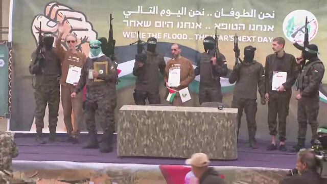 Spectacolul cinic pus în scenă de Hamas la eliberarea a trei ostatici. Netanyahu: „Nu vom trece cu vederea scenele șocante”