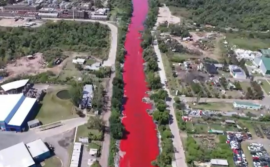 Alertă de mediu în Buenos Aires. Un râu a devenit roșu și are miros toxic