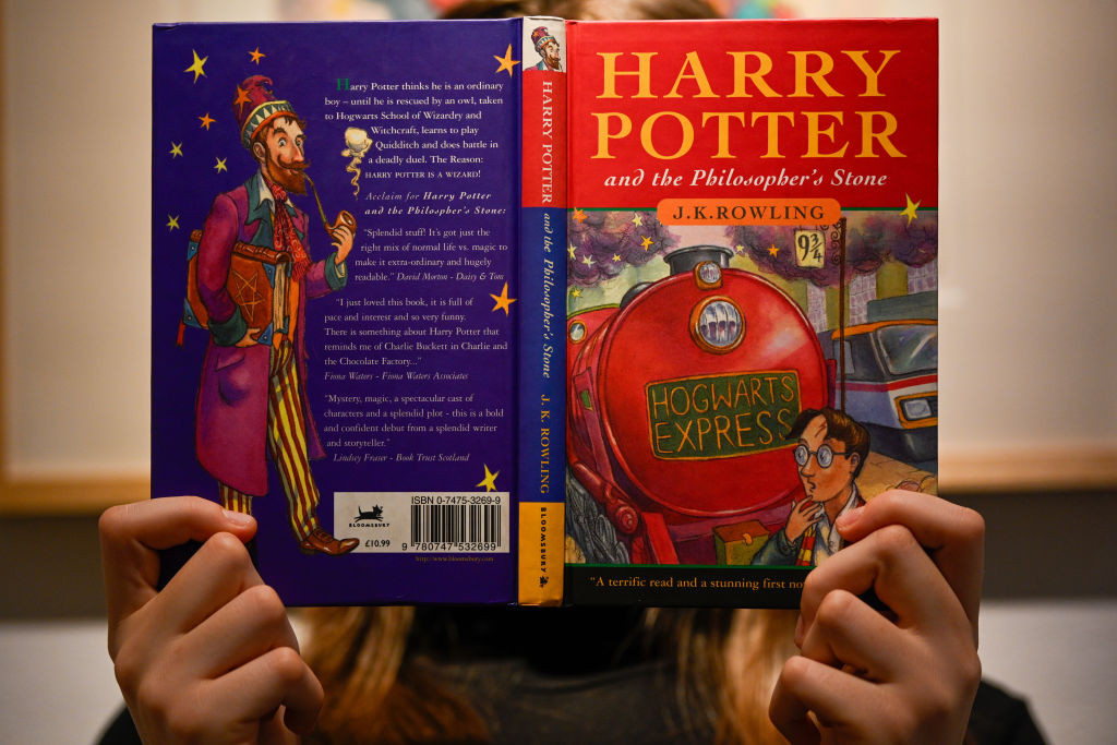 O primă ediție rară a cărții „Harry Potter”, salvată de la gunoi, a fost vândută cu peste 21.000 de lire