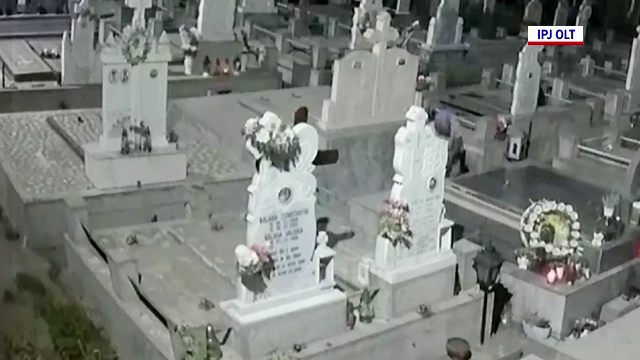 Profanatorii de morminte din Balș. De trei luni fură bani și bijuterii de la morți