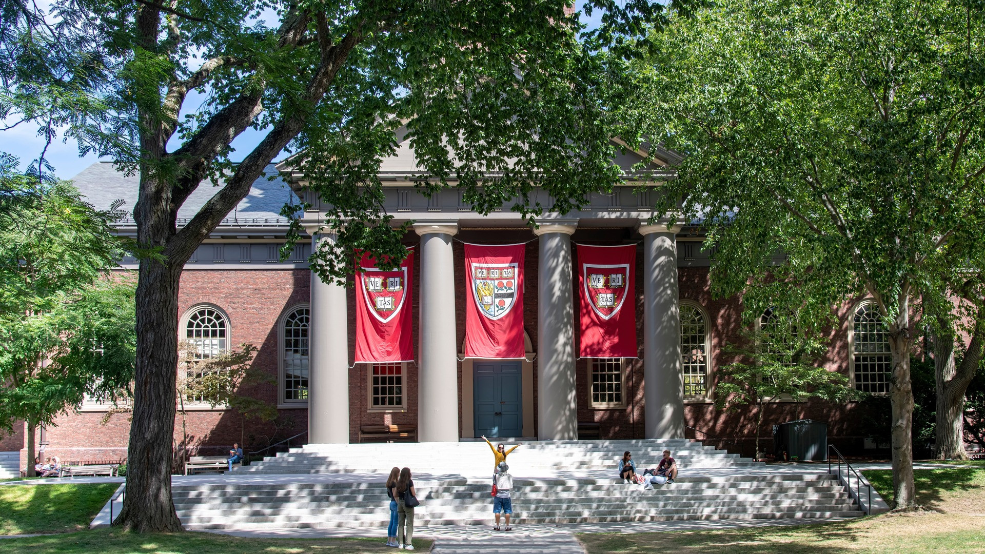 Un judecător suspendă decizia lui Donald Trump de a bloca înscrierea studenţilor străini la universitatea Harvard