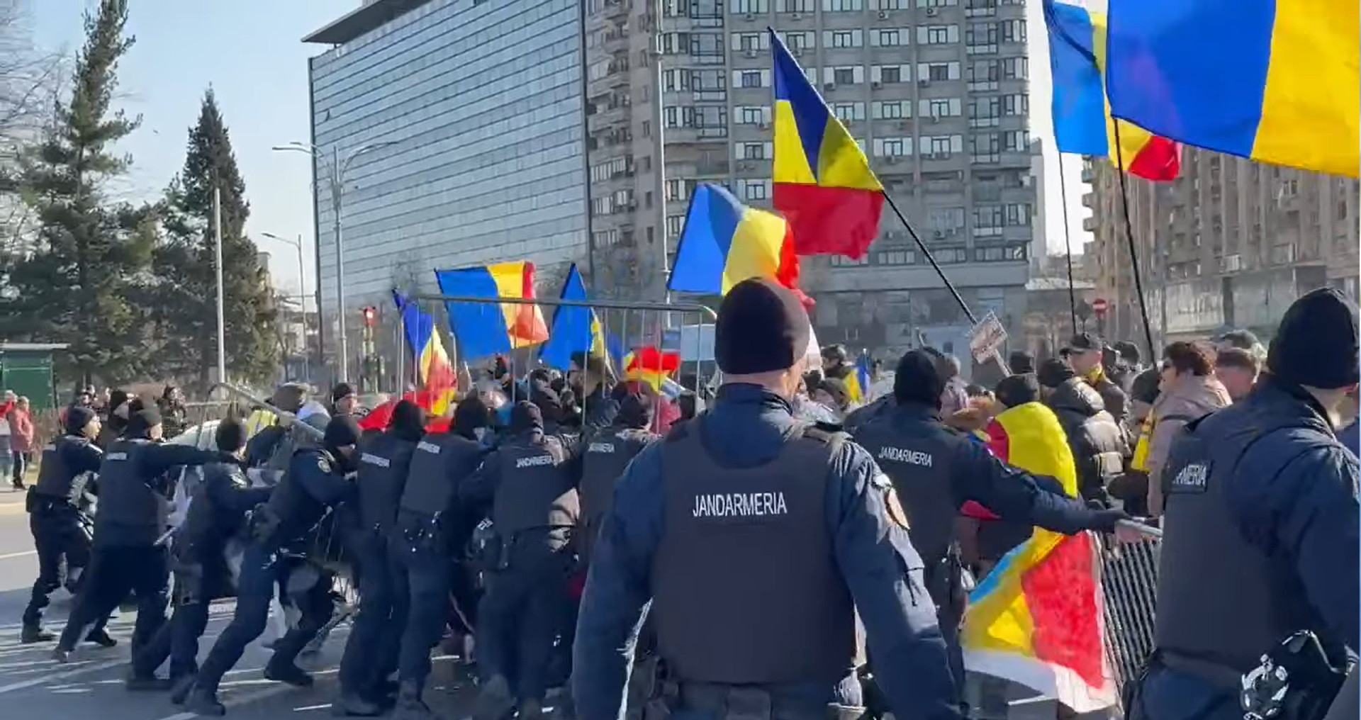 Protest în Piaţa Victoriei. Jandarmii au extras şase persoane care ar fi comis fapte penale. Doi bărbați, prinși cu cuțite