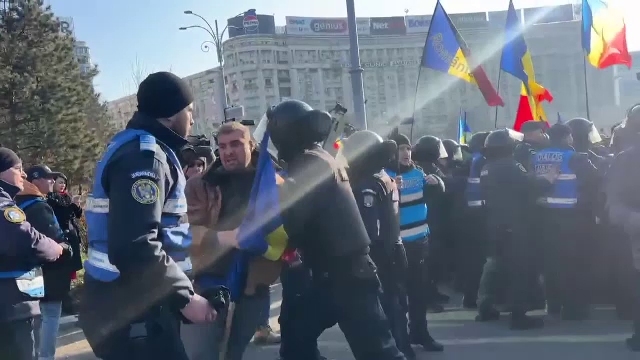 Crește numărul dosarelor penale după protestul cu violențe din 10 februarie. Anunțul Jandarmeriei