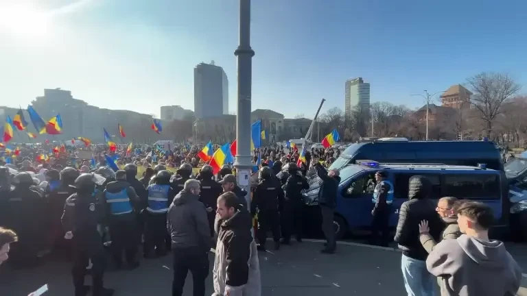 Ciocniri în Piața Victoriei în timp ce Iohannis anunța că demisionează. Protestatarii s-au încăierat cu jandarmii-2