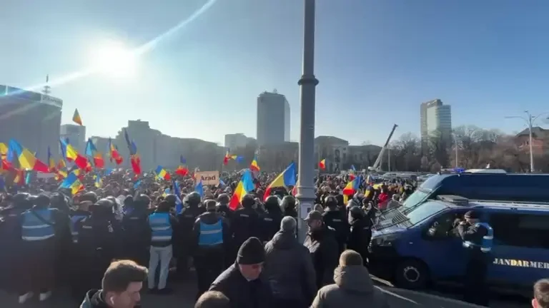 Ciocniri în Piața Victoriei în timp ce Iohannis anunța că demisionează. Protestatarii s-au încăierat cu jandarmii-1