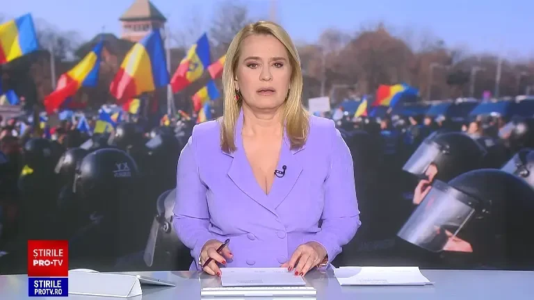 Protestatarii violenți din Piața Victoriei au rupt gardurile de protecție, iar jandarmii au răspuns cu gaze lacrimogene VIDEO