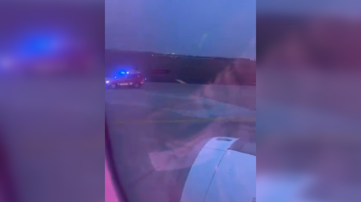 Un pasager a sărit dintr-un avion care se pregătea să decoleze, pe Aeroportul Paris-Orly. Riscă cinci ani de închisoare