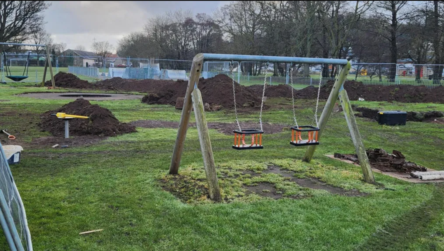 Peste 170 de bombe au fost descoperite sub un loc de joacă pentru copii, în Marea Britanie. „Ar putea fi periculoase”. FOTO