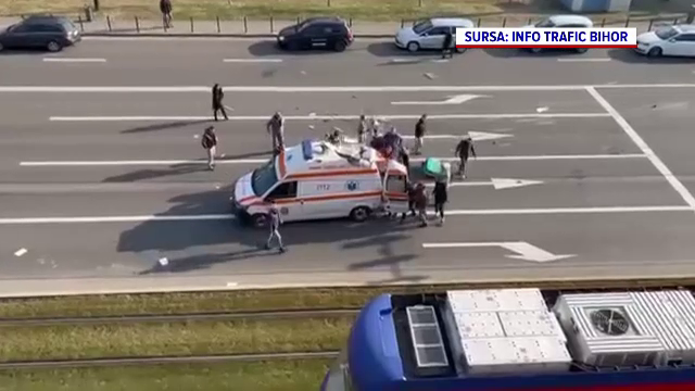 Ambulanță răsturnată în Oradea după impactul cu o altă mașină. O asistentă, grav rănită la coloană după „ajutorul” martorilor