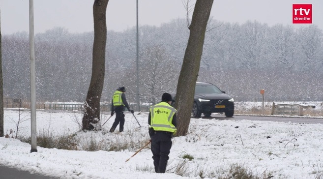 Polițiștii folosesc detectoare de metale