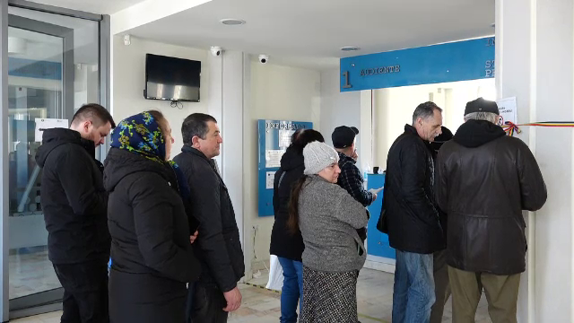 Mii de funcționari publici vor pleca acasă în următoarea perioadă. Vor exista și sincope: Cozi mai mari și termene mai lungi