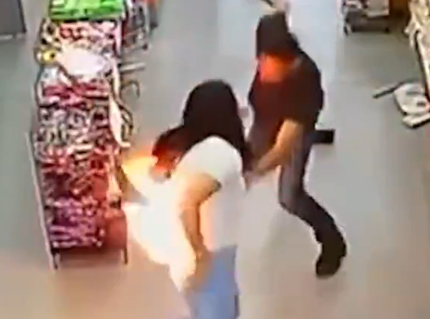Momentul în care un telefon explodează în buzunarul unei femei, în timp ce făcea cumpărături într-un supermarket din Brazilia