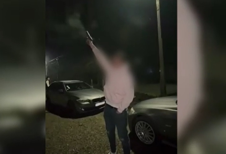 Doi tineri din Botoșani s-au lăudat cu pistoalele pe internet, dar s-au ales cu dosar penal și o amendă usturătoare