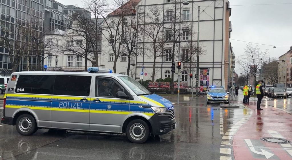 Bărbatul care a intrat cu maşina în mulţime la München a fost identificat. Era cunoscut poliției pentru furt și droguri