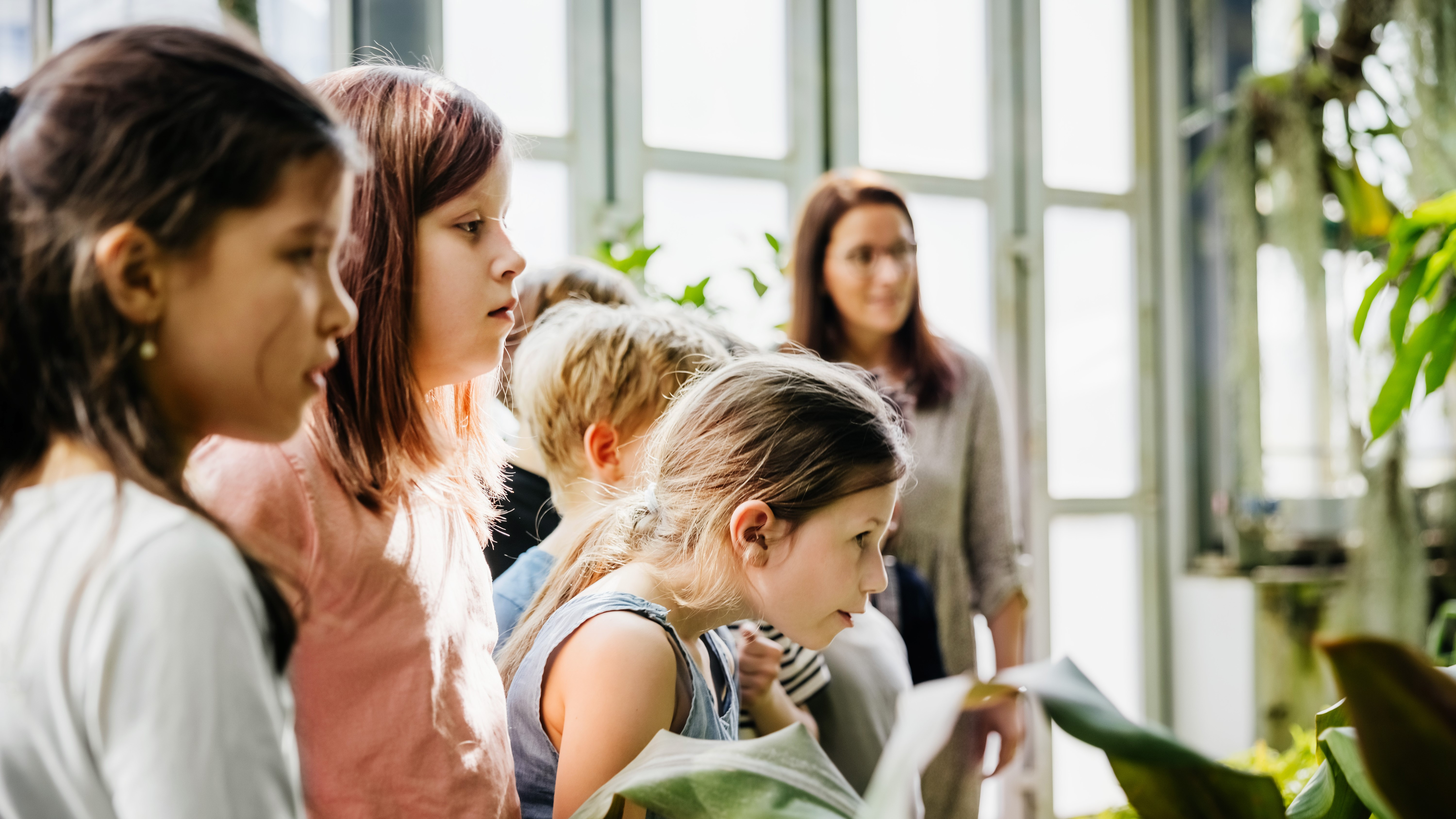 Educație digitală pentru un viitor sustenabil: Cum îi învățăm pe copii să protejeze mediul