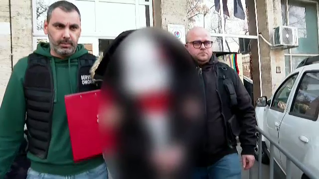 O femeie a fost la un pas de moarte după ce fostul iubit a înjunghiat-o când a ieșit la plimbare cu câinele, în București