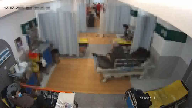 Momentul în care un asistent medical a fost lovit de un pacient căruia voia să îi administreze o perfuzie