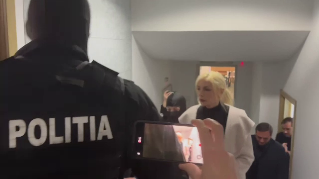 Ședință de judecată incertă pentru Laura Vicol și soțul ei. Doi magistrați nu s-au pus de acord pe menținerea arestului