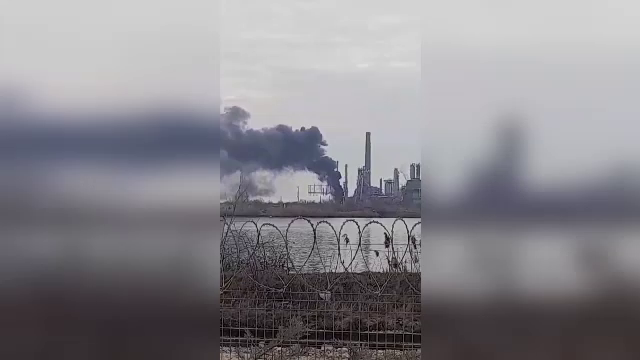 Incendiu izbucnit la o instalație de la Petromidia. Pompierii au intervenit cu zece autospeciale pentru a stinge flăcările