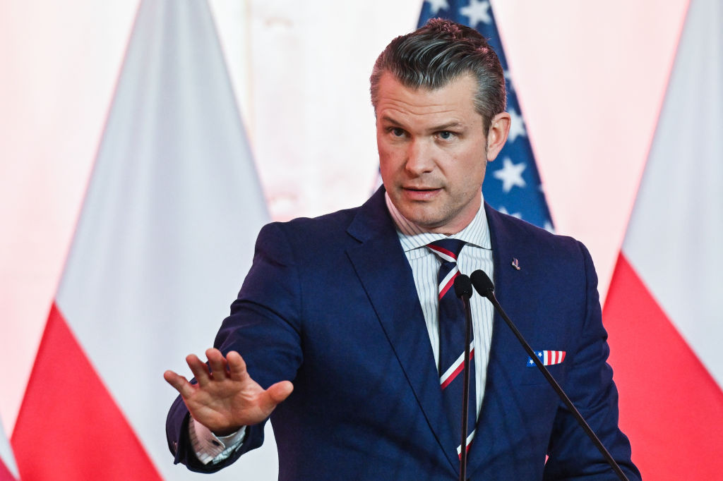 Pete Hegseth a invocat în mod fals lipsa armelor pentru a opri livrările către Ucraina, acuză democraţii