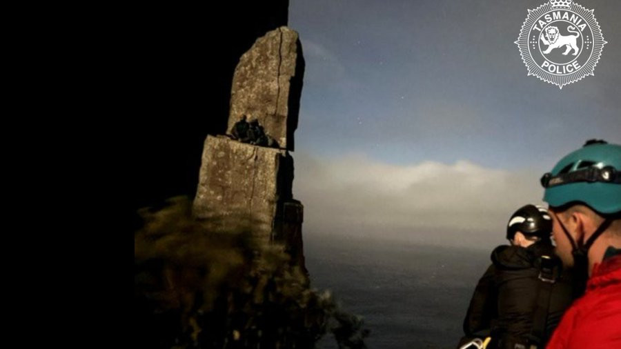 Doi alpiniști au rămas blocați în vârful unei stânci de 60 de metri, după ce funiile lor s-au încurcat din cauza vântului