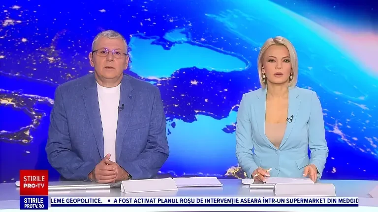 O mașină s-a oprit într-un bloc, la Suceava. Polițiștii nu știu cum șoferul a pierdut controlul volanului