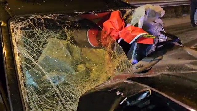 Accident grav de Ziua Îndrăgostiților. Un buchet de flori a rămas înțepenit în parbrizul spart