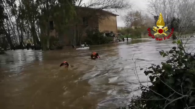 Inundațiile au făcut prăpăd în mai multe orașe din Italia. Sute de hectare de teren agricol au fost acoperite de șuvoaie