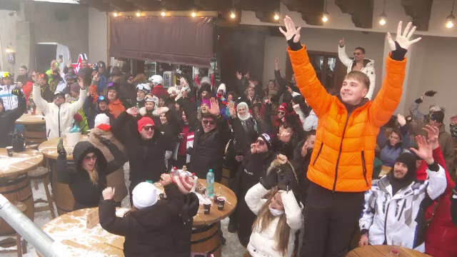 Stațiunile de la munte, pline de turiști. Unii au preferat sporturile de iarnă, iar alții petrecerile organizate lângă pârtii