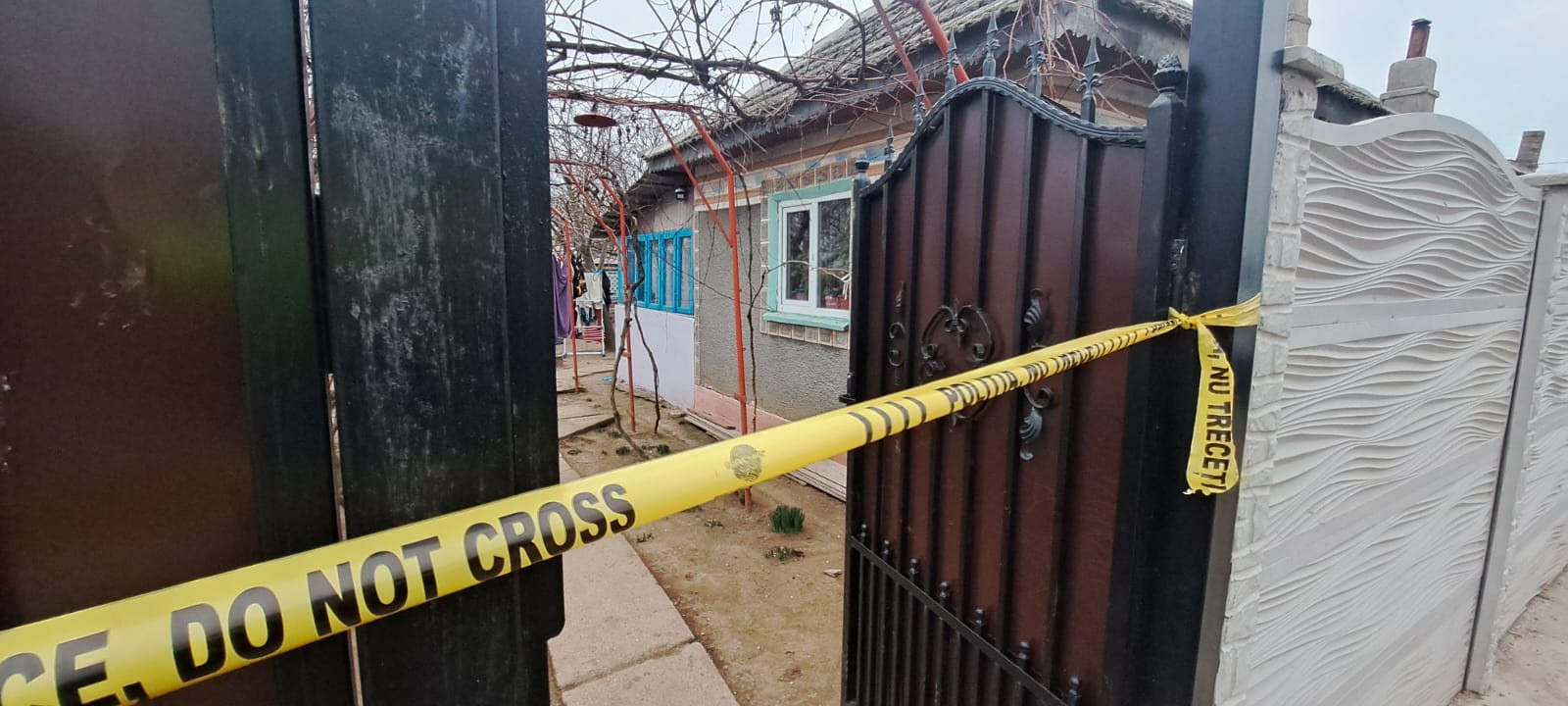 Un bărbat a intrat în locuința unei femei din Dolj și a înjunghiat trei persoane, una dintre ele mortal
