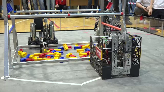 Liceeni din toată țara construiesc roboți pe care îi trimit în ring în cadrul unor competiții. Elevii muncesc luni întregi