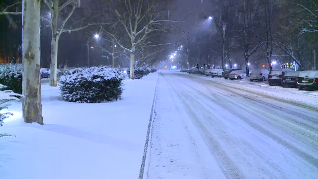 București sub zăpadă: Peste 250 de utilaje intervin pentru deszăpezire. Sectorul 3 nu raportează intervențiile