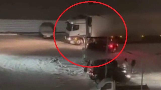 Un șofer a fost filmat făcând drifturi în parcarea unui supermarket din Buzău. S-a înfipt însă în cabina unui TIR